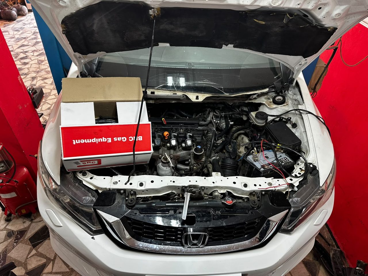 Honda araca BRC LPG sistemi montajı, yanında BRC kit kutusu