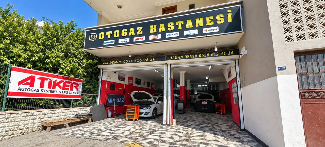 Atiker bayi tabelalı Otogaz Hastanesi servis girişi