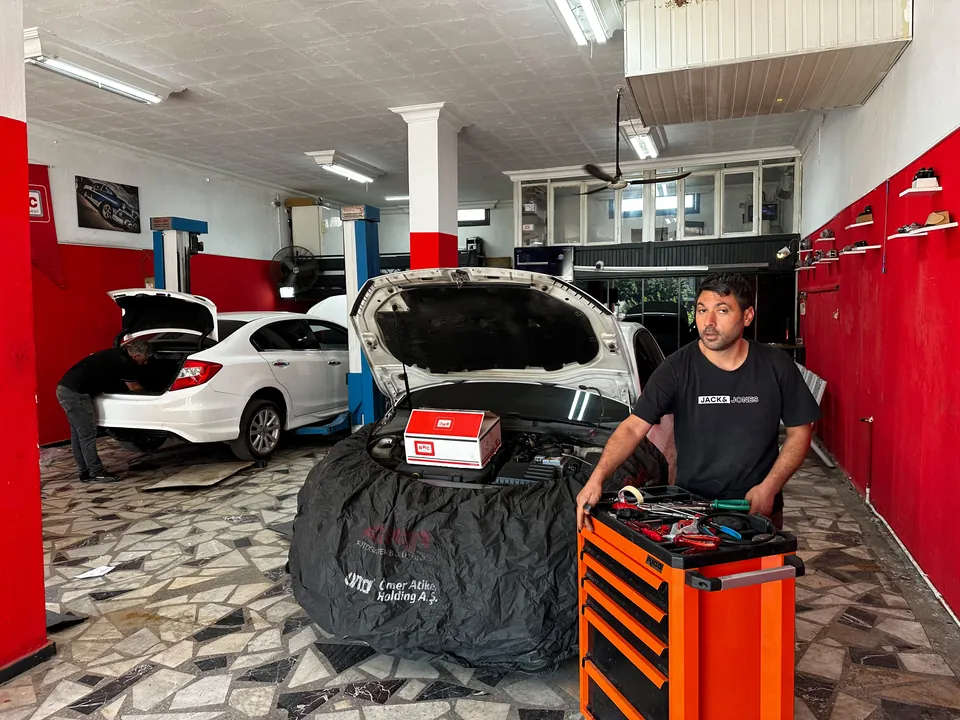 Atölyede LPG sistem parçalarıyla çalışma